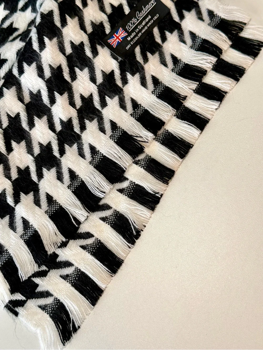 Made in Scotland 100% Cashmere Houndstooth Scarf Black White Blue 70”x12” Fringe